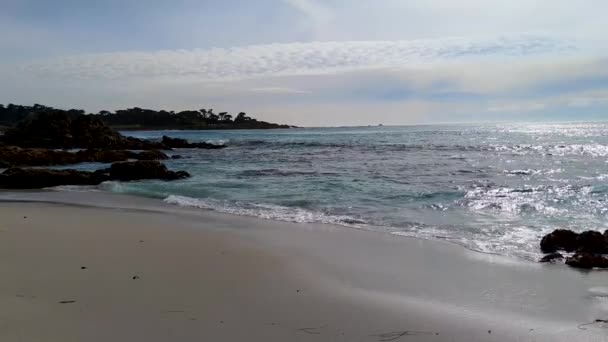 Blue Ocean Waves Hitting Rocks Restless Sea Mile Drive Spanish — ストック動画