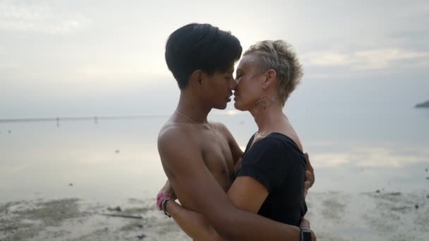 Abraçando Par Com Diferenças Idade Que Beijam Uma Praia Olhar — Vídeo de Stock