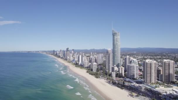 Skyscraper Surrounded Residential Buildings Oceanfront Surfers Paradise Gold Coast Australia — Vídeo de Stock