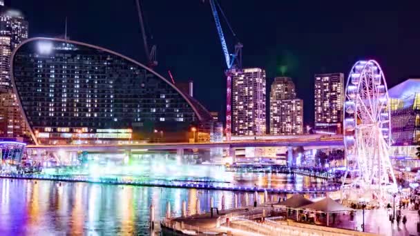 フェリス ホイールがシドニーのダーリング港で開催中のVivid Festival 2022で水の噴水ショーの時間経過 — ストック動画