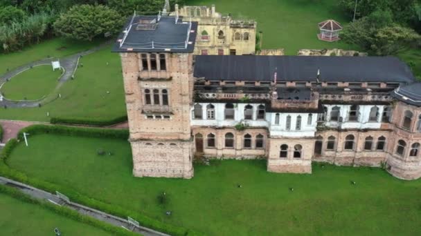 Aerial Drone Fly Riverside Moorish Revival Kellie Castle Scottish Mansion — Vídeo de Stock