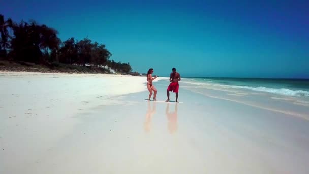 Couple Dancing White Sand Beach Kenya East Africa Aerial Pullback — Stockvideo
