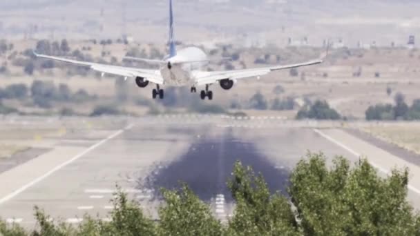 Крупный План Посадки Самолета Против Ветра Международном Аэропорту Мадрида Барахас — стоковое видео