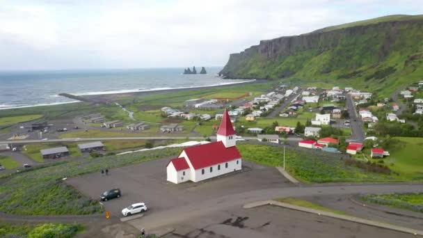 Kerk Vik Ijsland Met Drone Video Beweegt — Stockvideo