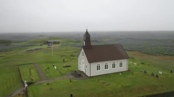 Strandarkirkja Kerk Ijsland Met Drone Video Cirkelen — Stockvideo