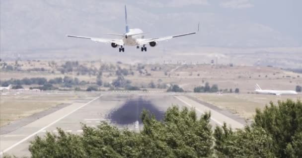 Planet Sidvind Landning Madrid Barajas Internationella Flygplats Varm Sommardag — Stockvideo