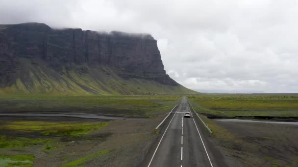 Coche Conduciendo Islandia Ring Road Través Montañas Con Vídeo Drones — Vídeos de Stock