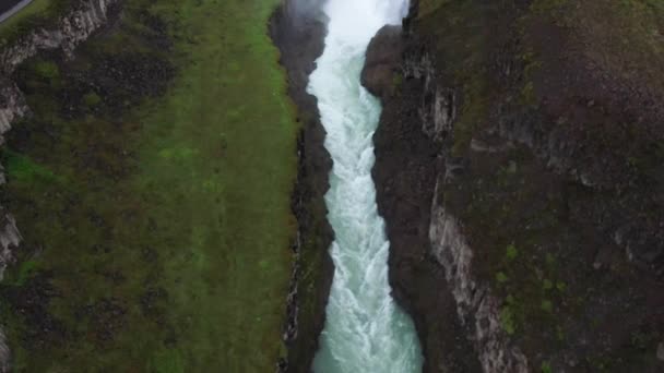 冰岛的Gullfoss瀑布 上面有峡谷里的无人驾驶飞机录像 — 图库视频影像