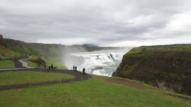 Cataratas Gullfoss Islandia Con Gente Drones Subiendo — Vídeos de Stock