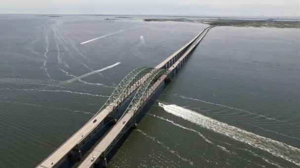 Een Luchtfoto Van Great South Bay Bridge Een Bewolkte Ochtend — Stockvideo