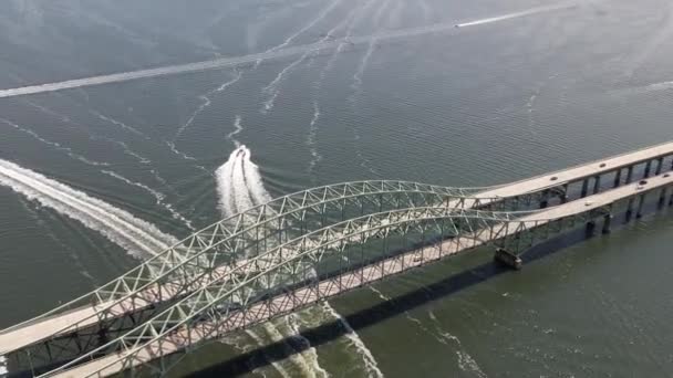 Eine Luftaufnahme Der Great South Bay Bridge Einem Bewölkten Morgen — Stockvideo