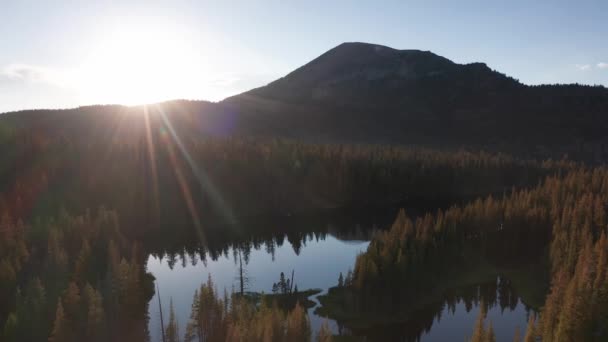 Descending Panning Aerial Shot Beautiful Pristine Alpine Lake Mountains Sunset — Vídeo de stock