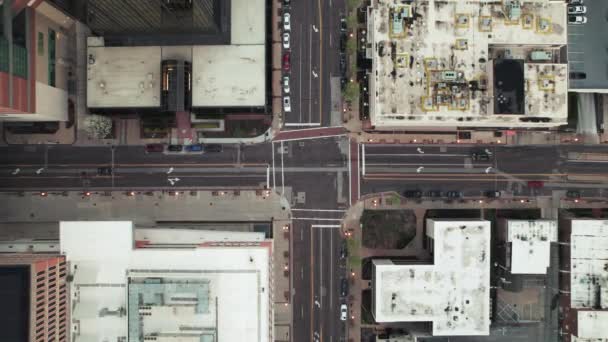 Light Traffic Drives Downtown Intersection Rising Aerial Directly — Stock Video