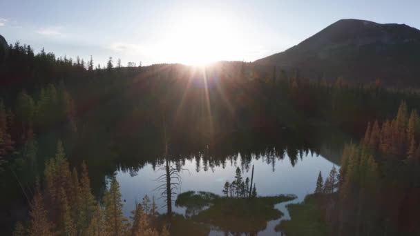 Close Aerial Shot Gorgeous Alpine Lake Mountains Sunset Lens Flare — Stock Video