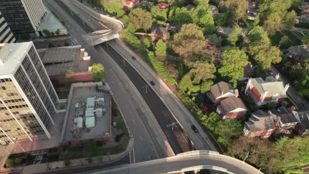 Snabb Antenn Viadukt Ovanför Lätt Trafik Kör Stadens Motorväg Vid — Stockvideo