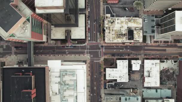 Zoom Aéreo Diretamente Acima Cruzamento Centro Cidade Com Tráfego Urbano — Vídeo de Stock