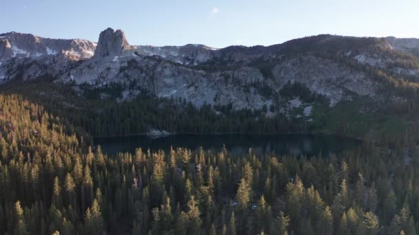Push Εναέρια Λήψη Μιας Απομονωμένης Αλπικής Λίμνης Στα Βουνά Ηλιοβασίλεμα — Αρχείο Βίντεο