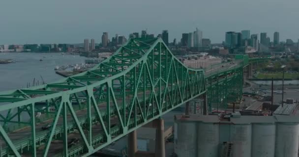 Drone Dolly Zoom Tobin Bridge River Downtown Boston Background — ストック動画