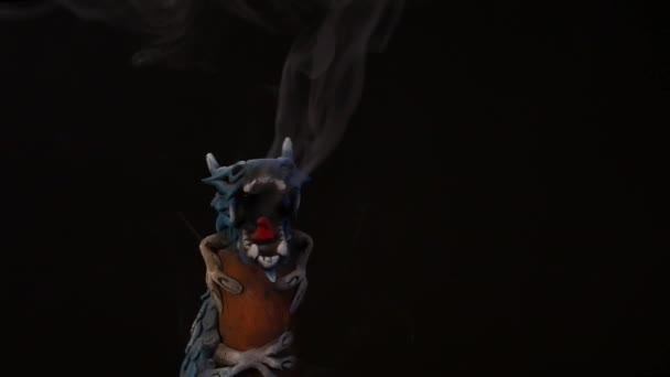 Chinese Long Dragon Statue Exhaling Smoke While Rotating Studio — Stock video