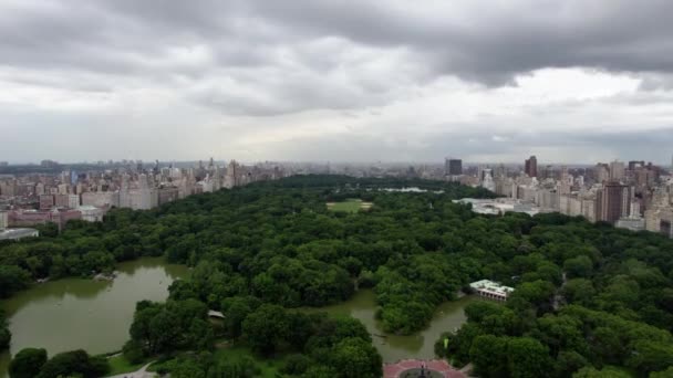 Aerial View Overlooking Central Park Lake Cloudy Nyc Usa Tilt — Video