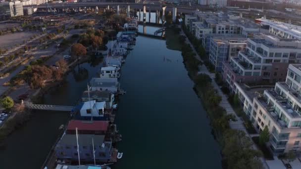 Aerial Tilting Shot Houseboats Mission Creek Channel Mission District San — Stok Video