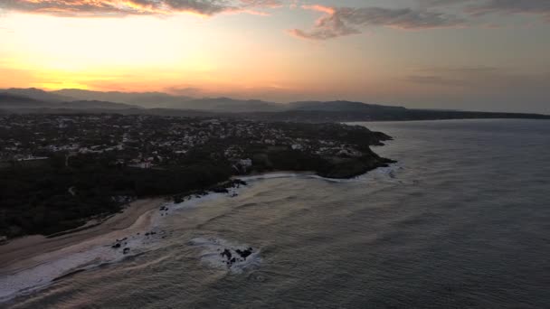 Puerto Escondido Sunrise Aerial Drone Ocean Cliff Shore Mexico Oaxaca — Vídeo de Stock