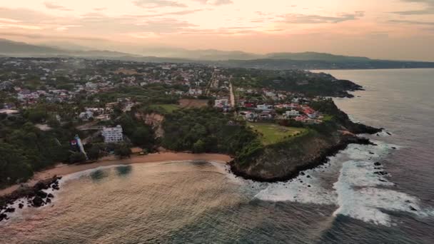 Puerto Escondido Mystical Ocean Shore Aerial Drone Fly Ocean Cliff — Stockvideo