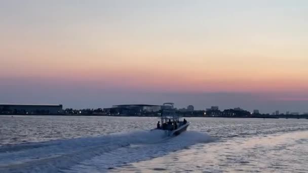 Motorboat Cruising Calm Bay Harbor Sunset Panama City Coastline — Vídeos de Stock