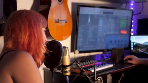 Junge Frau Mit Orangefarbenem Haar Singt Professionelles Mikrofon Musik Musikproduktionsstudio — Stockvideo