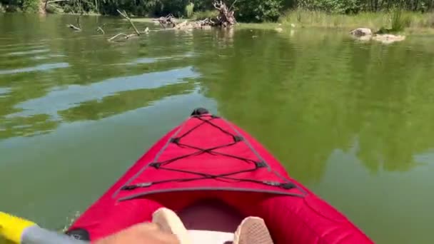 Hombre Montando Kayak Rojo Punto Vista Kayaker Kayak Rojo Superando — Vídeos de Stock