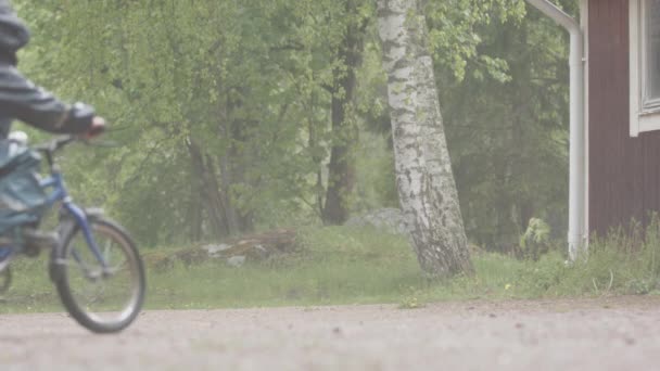 Extreme Weather Slomo Ett Litet Barn Rider Sin Cykel Kraftig — Stockvideo