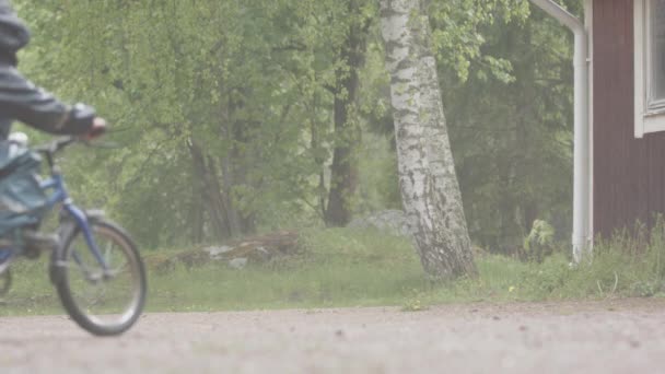 Extreme Weather Slomo Małe Dziecko Jeżdżące Rowerze Podczas Ulewnych Opadów — Wideo stockowe