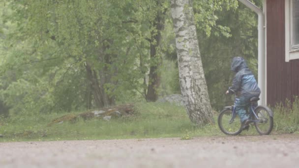 Extreme Weather Slomo Niño Monta Bicicleta Través Fuerte Lluvia — Vídeos de Stock