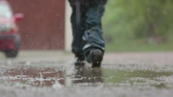 Slow Motion Pernas Infantis Caminham Através Uma Poça Chuva Pesada — Vídeo de Stock