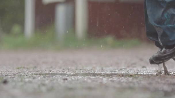 Low Motion Uma Criança Com Guarda Chuva Pulando Poça Durante — Vídeo de Stock