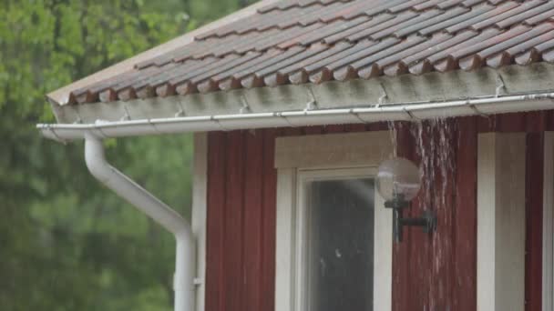 Closeup Heavy Rain Roof Causes Gutter Overflow — Stock Video