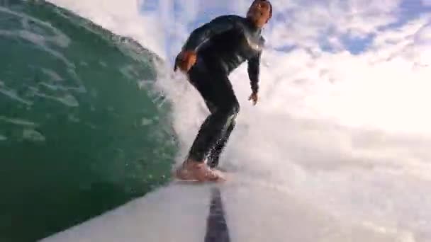 Goofy Surfer Riding Blue Wave Getting Some Speed Good Reentrie — Stock Video