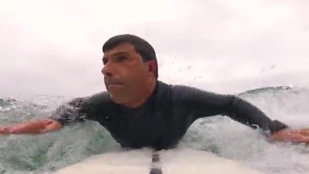 Goofy Surfer Riding Blue Wave Πάρει Λίγο Νερό Στον Αέρα — Αρχείο Βίντεο