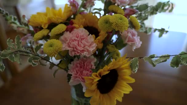 Bouquet Flowers Vase Turning Table — Stock videók