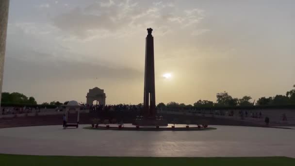 Silhouetted National War Memorial Park Dusk New Delhi India Sideways — Stockvideo