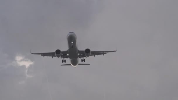 Airliner Passes Overhead Approach Landing — Vídeo de stock