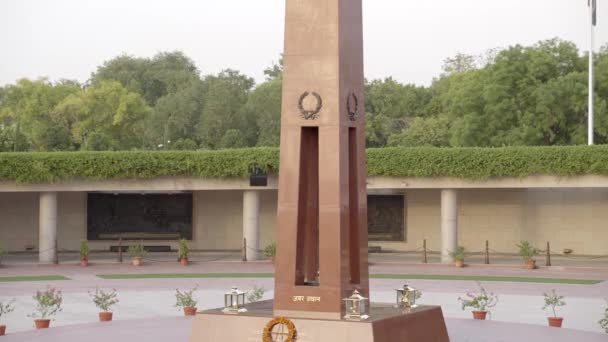 Tilt Obelisk Eternal Flame Ashoka Sculpture Top National War Memorial — 图库视频影像
