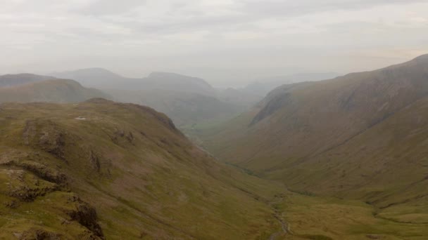 Pushin Drone Shot Mountains Valley England Morning Overcast Weather — Stock video