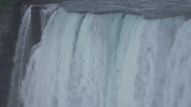 Primer Plano Extremo Del Agua Que Fluye Sobre Borde Las — Vídeo de stock