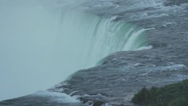 ナイアガラの滝の端を流れる水の極端なクローズアップショット — ストック動画