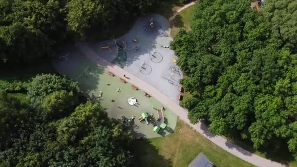 Birds Eye Aerial View Playground Park Suburbia Kaunas Литва Діти — стокове відео