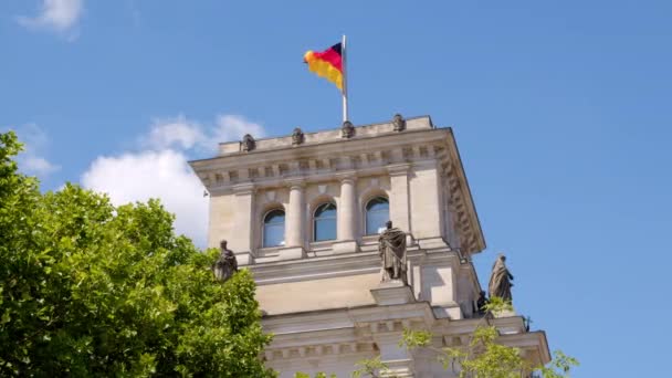 Detail Reichstag Building Berlin Waving German National Flag — Vídeos de Stock