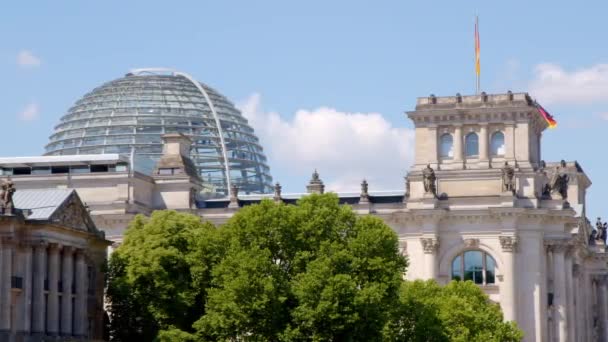 Close Reichstag Building Berlin German Flag Summer — Wideo stockowe