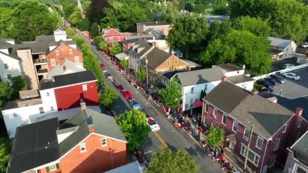 家族や友人が集まり 小さな町のアメリカでパレードを見ます 黄金の時間に空中 歴史地区の家 リティッツ ペンシルベニア アメリカ — ストック動画