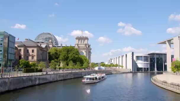 Touristic Boat Cruise Spree Berlin Government District Summer — Vídeo de Stock